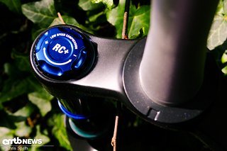 Die Gabelkrone der E-Bike-Variante mit Namenszusatz "X" setzt auf eine Krone aus Vollmaterial Die Gabelkrone der E-Bike-Variante mit Namenszusatz "X" setzt auf eine Krone aus Vollmaterial