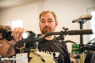 Am Ende prüfen die Mechaniker die Software an den Bikes und verpassen jedem ein unterschriebenes Qualitäts-Zertifikat.