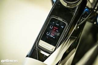 Auch ein Luftdrucksensor ist mit an Bord, die Daten können übers Display abgerufen werden. Auch ein Luftdrucksensor ist mit an Bord, die Daten können übers Display abgerufen werden.