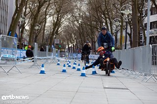 Hütchenspieler: Die Herren waren so freundlich, eine Runde eigens für den Fotografen zu drehen.