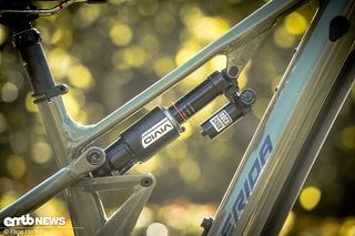 Der verbaute RockShox Vivid-Luftdämpfer des 7.499 € Top-Modells kann laut Merida gern durch ein Stahlfeder-Pendant ersetzt werden.