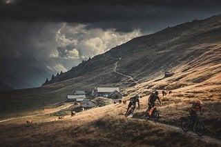 In Verbier (Schweiz) fährt am auf Trails in Sichtweite der ganz großen Gipfel der Alpen.