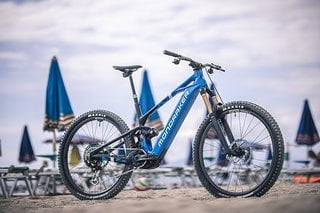 Das Mondraker Crafty Carbon RR SL setzt auf einen 600-Wh-Akku und bringt lediglich 20,7 kg auf die Waage.