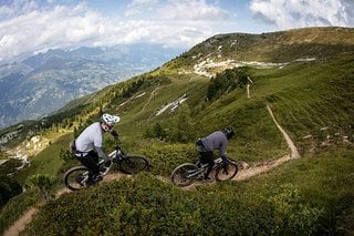 Gemeinsam schlängelt man sich den Hang hinab