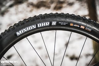 Das hintere Laufrad ist mit einem Maxxis Minion DHR II-Reifen in der Größe 29 x 2.4 bestückt.