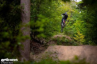 Mit „Straight-Air“ siehst du vielleicht nicht unbedingt mehr, aber dafür fliegt es sich sicher und entspannt über Sprünge jeder Größe.