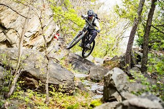 Auch die Abfahrten sind technisch anspruchsvolles Enduro-Terrain. Mit steilen Stufen, ausgesetzten Abschnitten und spannenden Spitzkehren. Hier nimmt Max einen großen Felsblock Volley Auch die Abfahrten sind technisch anspruchsvolles Enduro-Terrain. Mit steilen Stufen, ausgesetzten Abschnitten und spannenden Spitzkehren. Hier nimmt Max einen großen Felsblock Volley