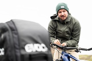 Angekommen mit dem Flugzeug in Reykjavík. Jetzt heißt es: Rad zusammenbauen, die geliehenen Akkus im Bike-Shop abholen – und alles klarmachen für eine Wahnsinnszeit auf den Trails Islands.