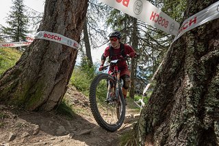 Teilweise geht es auf technisch anspruchsvollem Untergrund über den Trail und durch schöne Landschaften