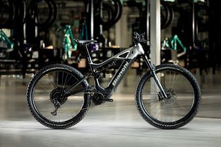 Das neue Bianchi e-Vertic FX ist ein Trail-E-Bike und kommt mit topologisch optimierten Alurahmen. Das neue Bianchi e-Vertic FX ist ein Trail-E-Bike und kommt mit topologisch optimierten Alurahmen.