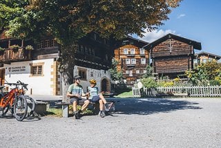 Der Dorfplatz von Ernen lädt zu einer kurzen Rast ein