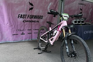 Sieht aus, wie bei Profis: Vor dem Rennen parken unsere Bikes in einem Zelt. Sieht aus, wie bei Profis: Vor dem Rennen parken unsere Bikes in einem Zelt.