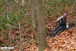 Wenn einen die Loam-Kurve versucht zu verschlucken, kann ein beherzter Tritt in die Pedale das Bike wieder aufrichten – das Plus an Bodenfreiheit ist hier gigantisch.