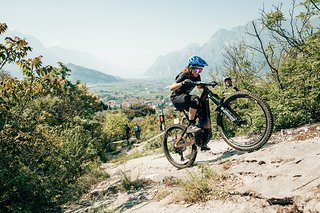 Anna Spielmann, die spätere Siegerin in der Pro-Kategorie, erklimmt einen der ersten steilen Uphills.