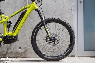 Vorne arbeitet RockShox' High-End-Federgabel, die Lyrik.