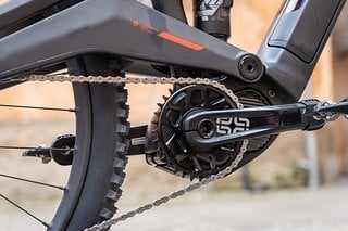 Das Rotwild R.EXC setzt auf einen Shimano EP801-Motor, der mit einem herausnehmbaren 820 Wh-Akku und einem EM800-Display kombiniert wird.