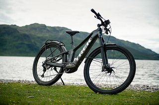 In der Equipped-Variante verfügt das  Trek Powerfly FS über Schutzbleche, Licht, Seitenständer und niedriger profilierte Reifen