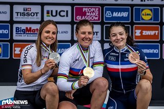 Neue UCI E-Bike Weltmeisterin ist Nathalie Schneitter. Sie gewinnt vor Sofia Wiedenroth und Justine Tonso.