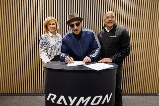 Uncle Ray ist zurück auf Raymon und unterschreibt einen spektakulären 2-Jahres-Deal bei Raymon.