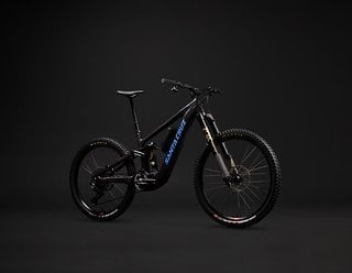 Das Santa Cruz Bullit Podium ist eine limitierte Sonderedition mit einigen Besonderheiten, wie der Fox Podium Gabel, den SRAM Maven Silver Bremsen im Splatterlook oder dem Chris King Steuersatz und den e*thirteen Sidekick Naben.