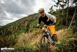 Mit dem tiefen Oberrohr bleibt reichlich Platz, um sich auf dem E-MTB bewegen zu können.