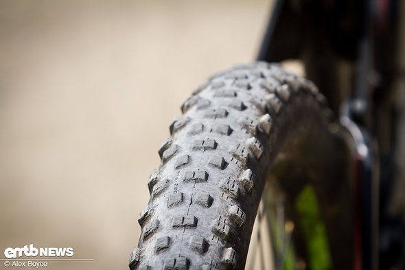 The rear tyre has signs of wear. After 1500 km it is time to change it as grip in corners on loose surfaces is reduced. The rear tyre has signs of wear. After 1500 km it is time to change it as grip in corners on loose surfaces is reduced.