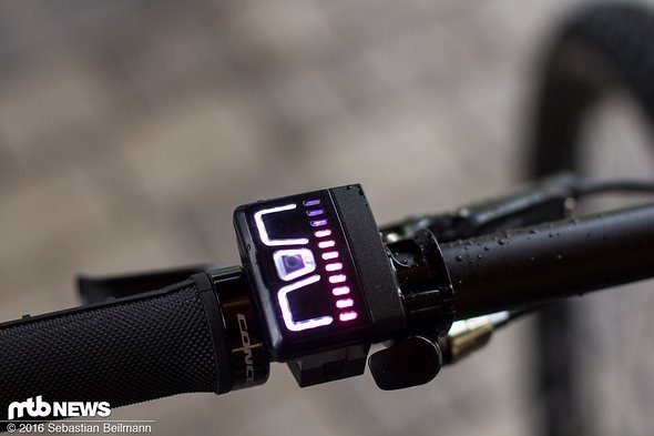 ... nämlich die Anzeige des Batteriestands und Knöpfe zum An- und Ausschalten und für den Wechsel zwischen den drei Unterstzützungsmodi ... nämlich die Anzeige des Batteriestands und Knöpfe zum An- und Ausschalten und für den Wechsel zwischen den drei Unterstzützungsmodi