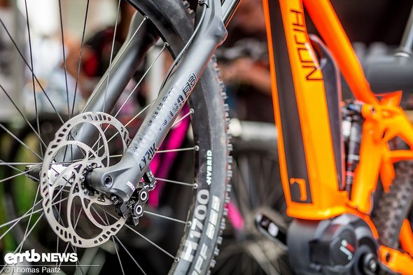 An der schluckfreudigen RockShox Lyrik-Gabel sorgt eine Magura MT7-Bremsanlage für die notwendige Verzögerung, wenn mal gebremst wird An der schluckfreudigen RockShox Lyrik-Gabel sorgt eine Magura MT7-Bremsanlage für die notwendige Verzögerung, wenn mal gebremst wird