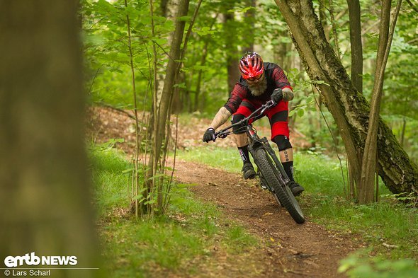 ... und freuen uns über das agile Cannondale Cujo NEO 130 1, dass zum richtigen Kurvenräuber mutiert ... und freuen uns über das agile Cannondale Cujo NEO 130 1, dass zum richtigen Kurvenräuber mutiert