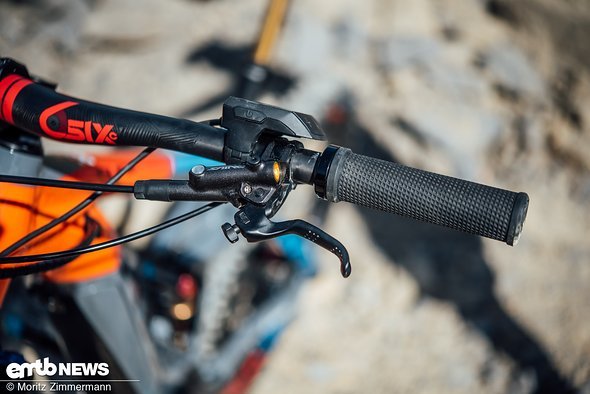 The small brake lever is ergonomically shaped and can be adjusted to suit a wide range of hand sizes The small brake lever is ergonomically shaped and can be adjusted to suit a wide range of hand sizes