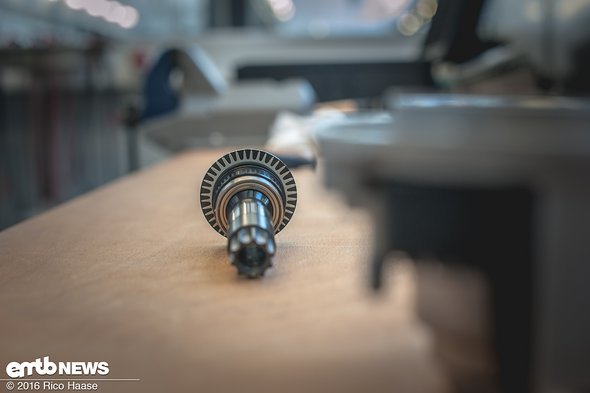 Hier sieht man gut die Teilung des Geberrades auf der Welle – mit einem magnetischen Sensor wird so die Drehzahl ermittelt Hier sieht man gut die Teilung des Geberrades auf der Welle – mit einem magnetischen Sensor wird so die Drehzahl ermittelt