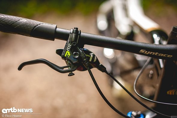 Gebremst wird mit der Magura MT7 4-Kolben-Bremse Gebremst wird mit der Magura MT7 4-Kolben-Bremse