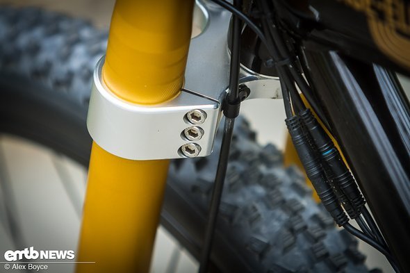 Details, wie diese Brücke mit drei Schrauben, lassen das Vintage Electric Scrambler aus der Masse hervorstechen. Details, wie diese Brücke mit drei Schrauben, lassen das Vintage Electric Scrambler aus der Masse hervorstechen.
