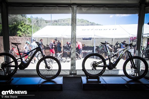 Die Expo-Bikes, dahinter das Zelt mit den Test-Bikes und dahinter die Hügel auf denen die Trails beginnen Die Expo-Bikes, dahinter das Zelt mit den Test-Bikes und dahinter die Hügel auf denen die Trails beginnen