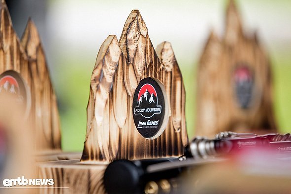 ... und gingen als glückliche Gewinner mit einem dieser schicken Holztrophäen nach Hause ... und gingen als glückliche Gewinner mit einem dieser schicken Holztrophäen nach Hause
