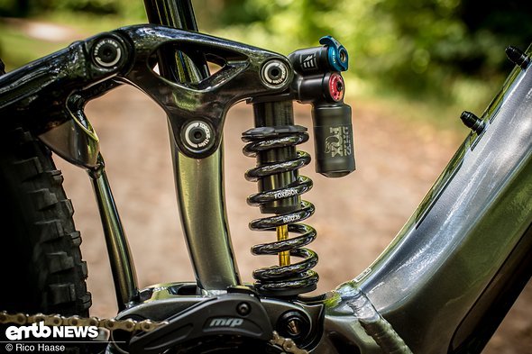 Passend dazu arbeitet der FOX Performance Elite DHX2 Coil Dämpfer am Heck Passend dazu arbeitet der FOX Performance Elite DHX2 Coil Dämpfer am Heck
