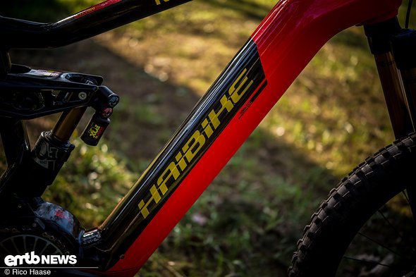 Inside the downtube you'll find a 630 Wh battery, than can be slid out downwards, around the bottom bracket area Inside the downtube you'll find a 630 Wh battery, than can be slid out downwards, around the bottom bracket area