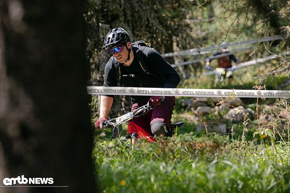 Eines dieser Flatterbänder hatte mich nach einer sportlichen Rechtskurve mal kurzzeitig umarmen wollen Eines dieser Flatterbänder hatte mich nach einer sportlichen Rechtskurve mal kurzzeitig umarmen wollen