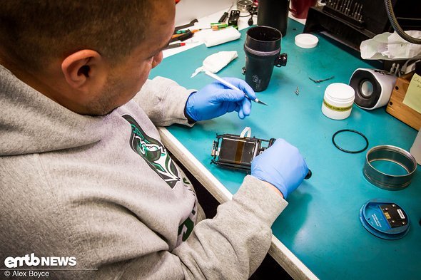 This dive light is being serviced and turned around back to the customer within hours of being received. This dive light is being serviced and turned around back to the customer within hours of being received.