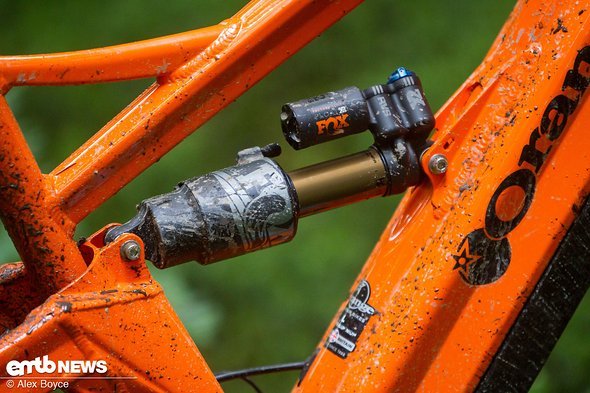 Durch den brillianten Fox X2 Float-Dämpfer leistete der Hinterbau trotz aller Einfachheit exzellente Arbeit. Durch den brillianten Fox X2 Float-Dämpfer leistete der Hinterbau trotz aller Einfachheit exzellente Arbeit.