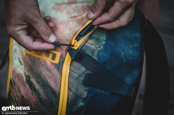 Smartes Detail: Die kleinen flexiblen Stopper ermöglichen es, den Rucksack nur ein Stück zu öffnen, wenn man beispielsweise nur an das Brillenfach möchte Smartes Detail: Die kleinen flexiblen Stopper ermöglichen es, den Rucksack nur ein Stück zu öffnen, wenn man beispielsweise nur an das Brillenfach möchte