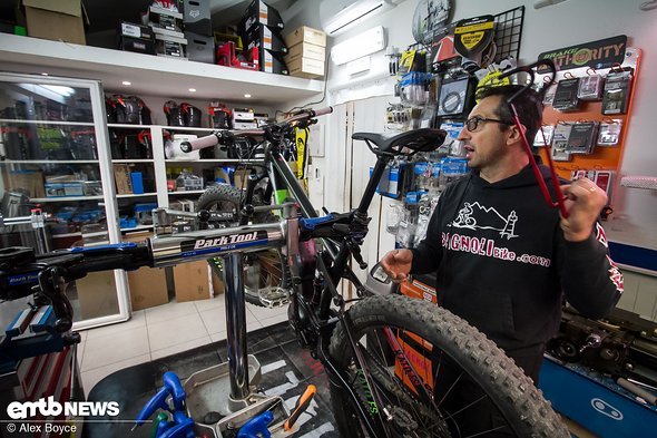 Wir haben unser E-Bike in einen Montageständer geklemmt, was die Arbeit deutlich erleichtert Wir haben unser E-Bike in einen Montageständer geklemmt, was die Arbeit deutlich erleichtert