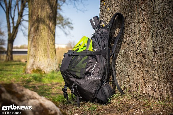 Mit Akku im Rucksack ist dieses Helmfach schon ziemlich eng Mit Akku im Rucksack ist dieses Helmfach schon ziemlich eng