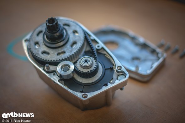 Der Gates-Riemen überträgt die Motorkräfte vom Planetengetriebe, das mit einer Übersetzung von 1:9 arbeitet Der Gates-Riemen überträgt die Motorkräfte vom Planetengetriebe, das mit einer Übersetzung von 1:9 arbeitet