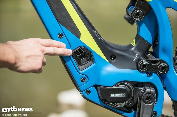 ... dank Aussparungen für Akku-Anzeige und Ladebuchse kann er aber auch problemlos im Bike bleiben ... dank Aussparungen für Akku-Anzeige und Ladebuchse kann er aber auch problemlos im Bike bleiben