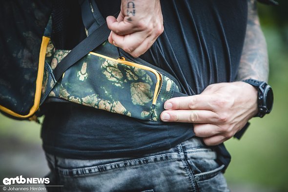 Der Hüftgurt verfügt über kleine Fächer, um notwendigen Stuff – Multitool, Taschentücher, Müsliriegel, etc. – griffbereit zu verstauen Der Hüftgurt verfügt über kleine Fächer, um notwendigen Stuff – Multitool, Taschentücher, Müsliriegel, etc. – griffbereit zu verstauen