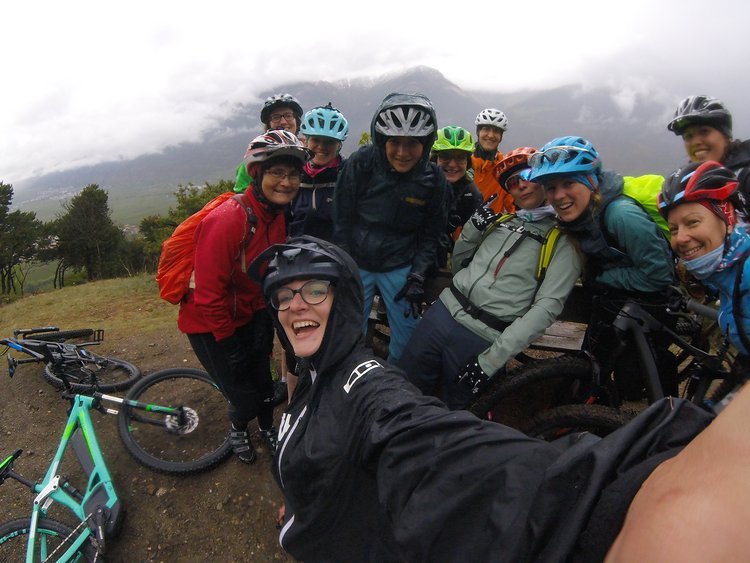 Regen? Kein Problem! Wir hatten trotzdem eine Menge Spaß auf den Trails rund um Latsch Regen? Kein Problem! Wir hatten trotzdem eine Menge Spaß auf den Trails rund um Latsch