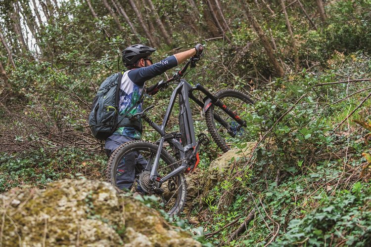 Mit der kraftvolleren Schiebehilfe lassen sich steile Anstiege in Laufgeschwindigkeit leicht meistern Mit der kraftvolleren Schiebehilfe lassen sich steile Anstiege in Laufgeschwindigkeit leicht meistern