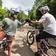 Auch der Austausch mit anderen Bikerinnen und Bikern ist den Mitgliedern des Teams wichtig.