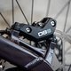 SRAM DB8-Bremsen sorgen für Verzögerung. Vorn ist sogar eine 220 mm Scheibe verbaut.